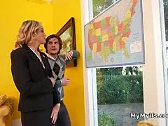 Campaign manager gives freeuse blowjob to secure a crucial vote