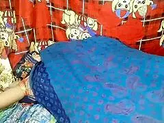 Desi Rashi Aunty Lifts Saree And Fingers!