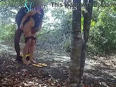 Ousadinha no matinho esposa e o amigo musculoso na praia