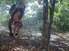 Ousadinha no matinho esposa e o amigo musculoso na praia