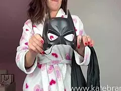 MILF-mamma i Batwoman Halloween-kostyme prøver på, viser store pupper og tatovering i POV.