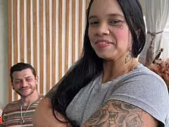 Milf fitnes jebe ljubitelja velikega kurca, medtem ko mož gleda, o jebeni