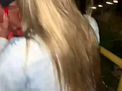 esposa com corno encontra um f� e faz um sexo amador muito gostoso com muito esfregar esfregar mamada na frente de todos em p�blico