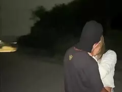 esposa com corno encontra um f� e faz um sexo amador muito gostoso com muito esfregar esfregar mamada na frente de todos em p�blico