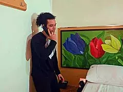 Acepto Compartir Cama con Hijastro y Me Folla Porque Extraña a Su Novia