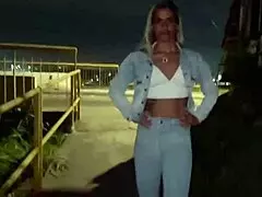 esposa com corno encontra um f� e faz um sexo amador muito gostoso com muito esfregar esfregar mamada na frente de todos em p�blico