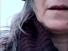 esclave f autoseance harnais de cuir exhib en ext�rieur