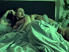 أمي الحمراء الخطوة تتسلل لسريري بالليل هائجة على زبي الصلب