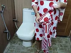 Hindi teen stepson sneaks up on stepmom as she changes clothes in the room, and she enjoys it with Hindi audio.