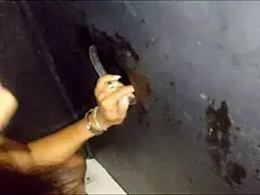CHUPEI COM GOSTO UM PAU PRETO NO GLORYHOLE E AINDA DEI MEU CU PRA ELE