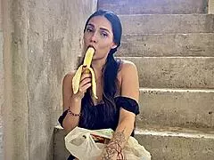 A mi vecina le gusta tanto la banana que ahora tiene ganas de la mia - porno en español