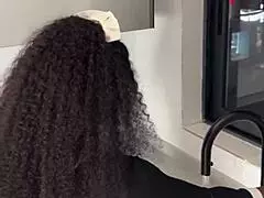 Domestica nera sorpresa a cavalcare il capo cazzo duro