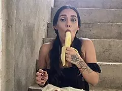A mi vecina le gusta tanto la banana que ahora tiene ganas de la mia - porno en español