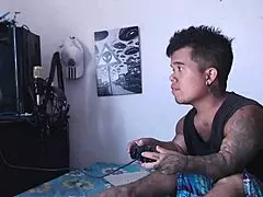 Mientras el enano juega videojuegos, la hermanastra cachonda juega con su pene