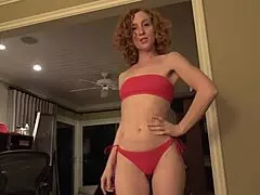 Chica en bikini rojo