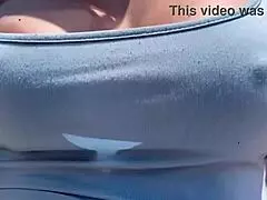 Artemisia Love spaceruje na zewnątrz bez stanika napalona jak cholera