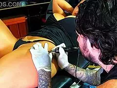 vloog essa morena deixou o tatuador maluco. ela chegou para uma tatuagem simples, mas sua beleza o distraiu completamente.