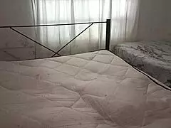 Madrastra Sexy Limpia El Dormitorio En Tanga Y Se Graba Para Su Hijastro