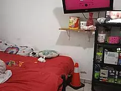 Madrastra Sexy Limpia El Dormitorio En Tanga Y Se Graba Para Su Hijastro