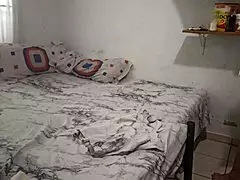 Madrastra Sexy Limpia El Dormitorio En Tanga Y Se Graba Para Su Hijastro