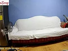 Pozadina pre seksa, model sa velikom guzom u seksi rublju se priprema za snimanje