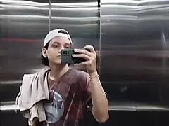 LLEGUÉ DEL TRABAJO Y ENCUENTRO A MI PRIMA DESNUDA EN MI CUARTO ME PIDIÓ QUE USARÁ SU COÑO Y BOCA