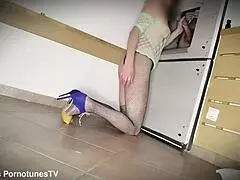 Pencucuhan perlahan pelacur tempatan merah kucing dengan air mani banjir