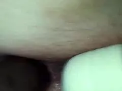 ये बीवी अपनी वांड से खेलते हुए गांड मरवा रही, हॉट लग रही ना?