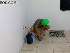 Oy cumplire mi gran fantasia observe a mi hijastro haciendo aerobicos en su departamento luego entre a su departamento y comence a coquetearlo para insinuarle tener sexo