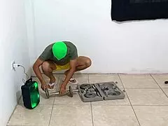 Oy cumplire mi gran fantasia observe a mi hijastro haciendo aerobicos en su departamento luego entre a su departamento y comence a coquetearlo para insinuarle tener sexo