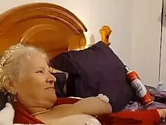 Джерри слизывает сливки с моего тела на семейной тусовке