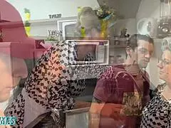 Meus amigos foram la em casa e fizeram uma dp na minha av� o veia safada 😏