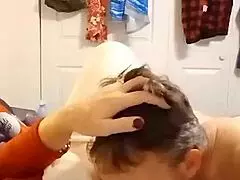 Джерри слизывает сливки с моего тела на семейной тусовке