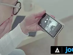 فم الخادمة أنيا كينسكي مليان لبن بعد لقاء شغوف