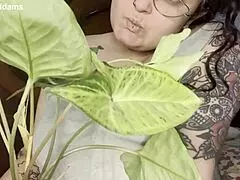 Big natural tits wiggle wildly!