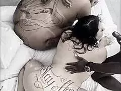 Suruba real com duas gordinha gostosa dando muito o cu e a buceta e apanhado na cara putas gostam disso