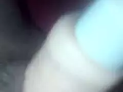 Preskúmavam tesnú pičku mladšej 18+ hračkami