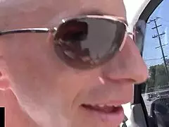 Nádherná milfka jezdí na velkém kokotu v doggy a cowgirl