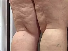 Camera man jerks off on bubble butt milf