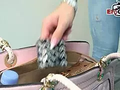 Ibu Sexy Tua Ngentot Anaknya Pakai Bikini Hitam Dapat Creampie