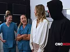 huomaako ylitöihin uponnut lääkäri Millie Morganin freeuse-panot?