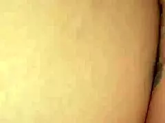 Amaterska latina pokazuje svoju tijesnu guzicu i sise