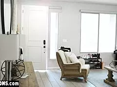 Отчаянная милфа мастурбирует пальцами в своей подстриженной пизде