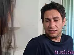 Hej, tahle nadržená milfka cucá čurák jako šílená