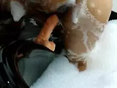 Vil du se meg runke i motell-badekaret og sprute på kjempedildo?