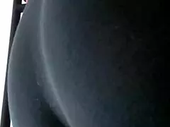 Con la jefa de mi amigo Oscar, doña Mary me da unas mamadas y le grabo el culo