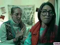 Nerdowa laska tribbing z lesbijską kumpelą