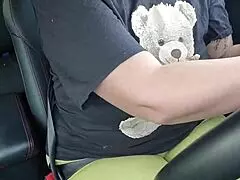 爆乳丸出しでドライブ