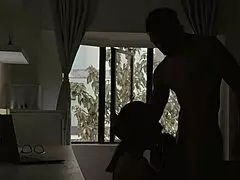 Modelo porno follada en la oficina de su casa por su compa�ero de apartamento mucho mas peque�o que ella