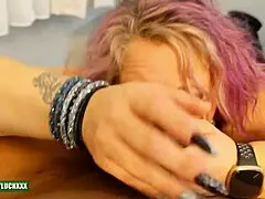 الملكة المشاغبة تمص زب أسود كبير بعمق في أحسن بلوبجوب POV!